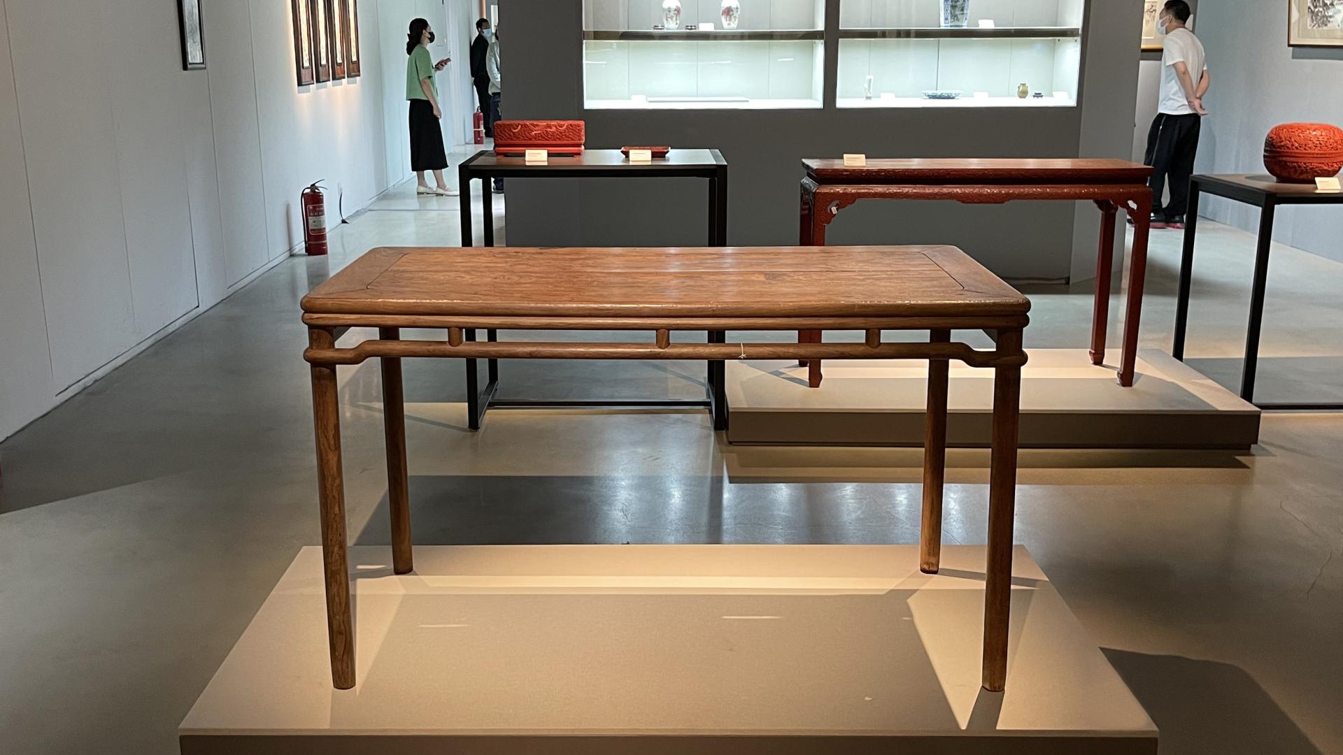 宽边框内角大圆弧，黄花梨垛边长方桌裹腿枨上移