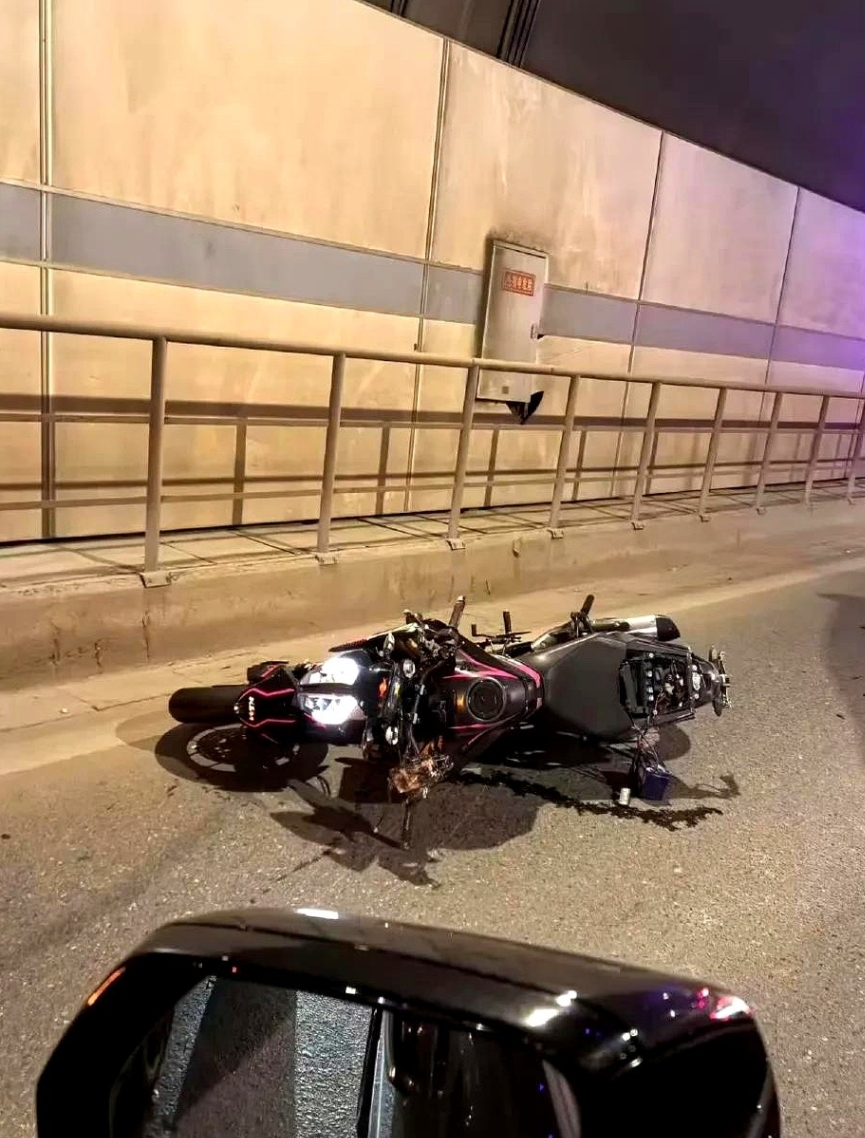 二十多岁的时候喜欢开摩托车，虽然没飙过车，但也摔过几次，认为都是小问题，觉得很正