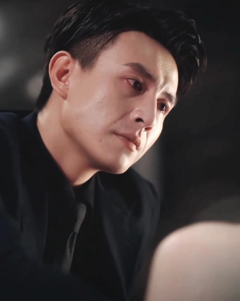 刘潇旭让我明白，
原来帅也可以是一种感觉。
98年的年纪长着78年的脸，
所以人