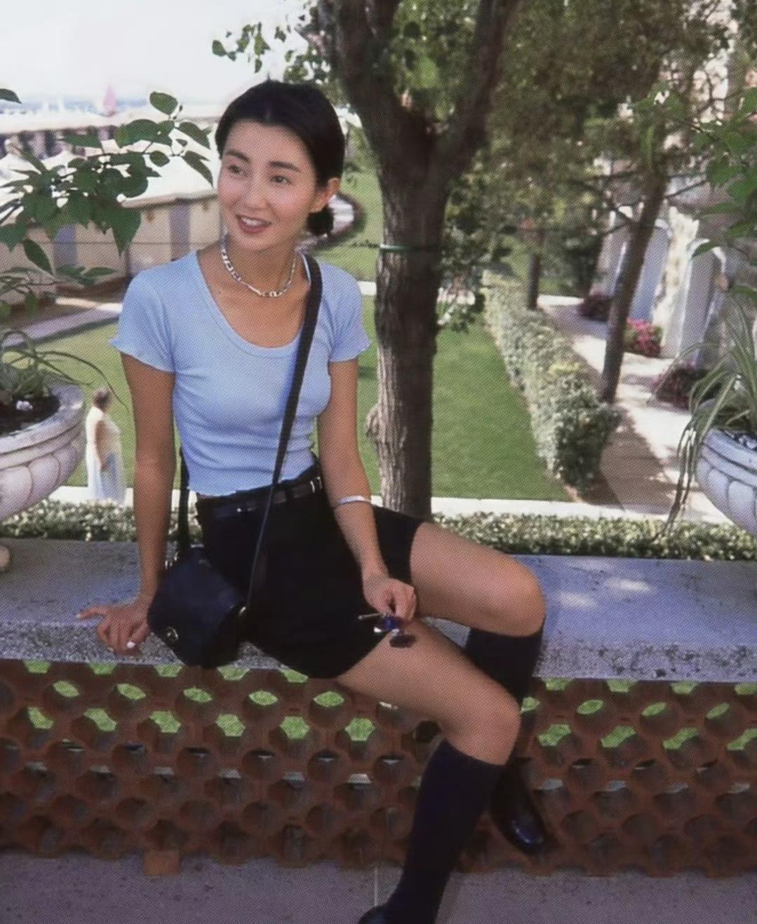 张曼玉古早美照，她身高168cm，人是真的好瘦啊。
这是1994年的夏天，30岁