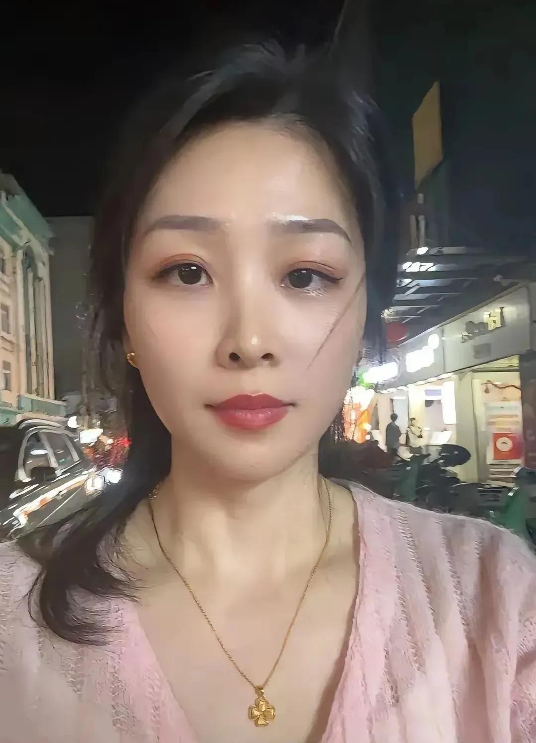 终于离婚了，一个人的日子更自由了，以前还被老公管，还要天天烧饭洗衣伺候他。
现在