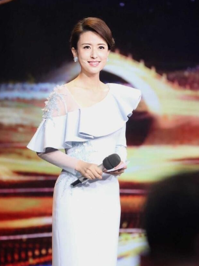 这个身材很完美，是央视主持人里面保持的很好的一个，衣品高、形象佳，她的颜值在央视