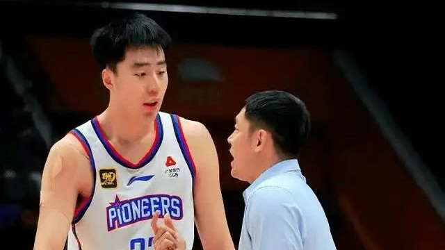 北控男篮签约年轻中锋外援，助力张庆鹏稳住八强，挺进四强