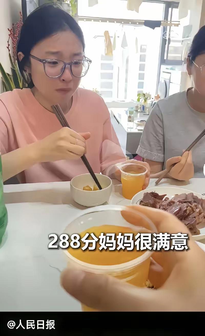 让人没想到的是，
高考考个288分，竟然这么火。
孩子妈妈都开始带着孩子在直播带