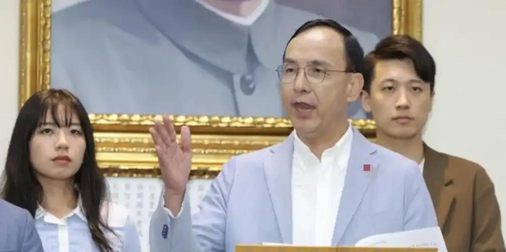 面对媒体关于卢秀燕拒辞国民党主席一职时，朱立伦近日回应:
     卢市长各方面