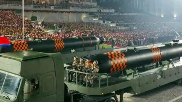 朝鲜震撼揭秘“深海霸主”！首款战略核潜艇惊艳亮相，究竟有何绝技？