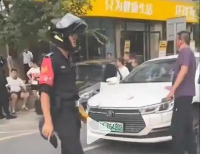 女乘客要求网约车司机把车开进小区，被司机拒绝后，双方发生争执。随后，女乘客给丈夫