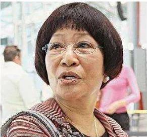 我查资料发现个怪事：香港那些超级富豪的前妻、前女友们，好像约好了似的全往加拿大跑
