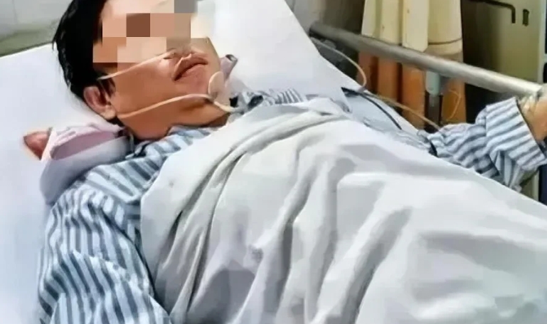 北京，一七旬大爷夜间休息时，旁边住户播放音乐唱歌扰民，大爷上前阻止，可对方不仅出