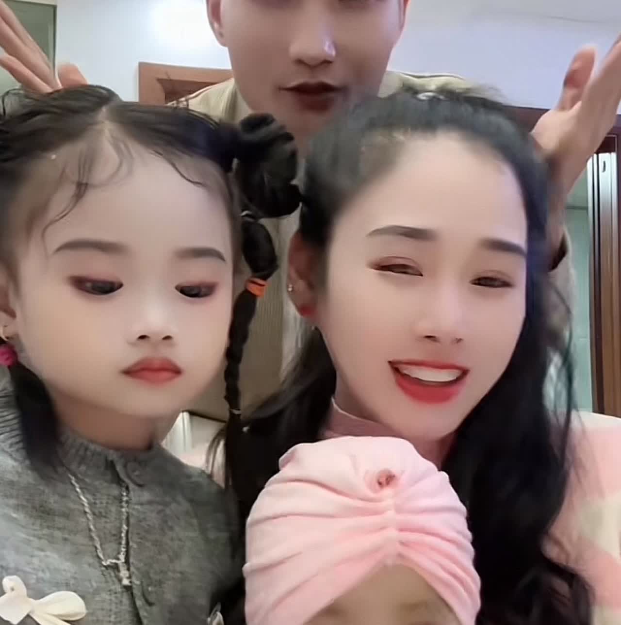 紫霞初到中国时，本是个天真单纯的越南姑娘，如今却仿佛“判若两人”，行事作风充满心