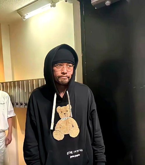 我同事亲眼见过周杰伦。

她说了一个大实话。

说周杰伦根本不是电视上的那样。