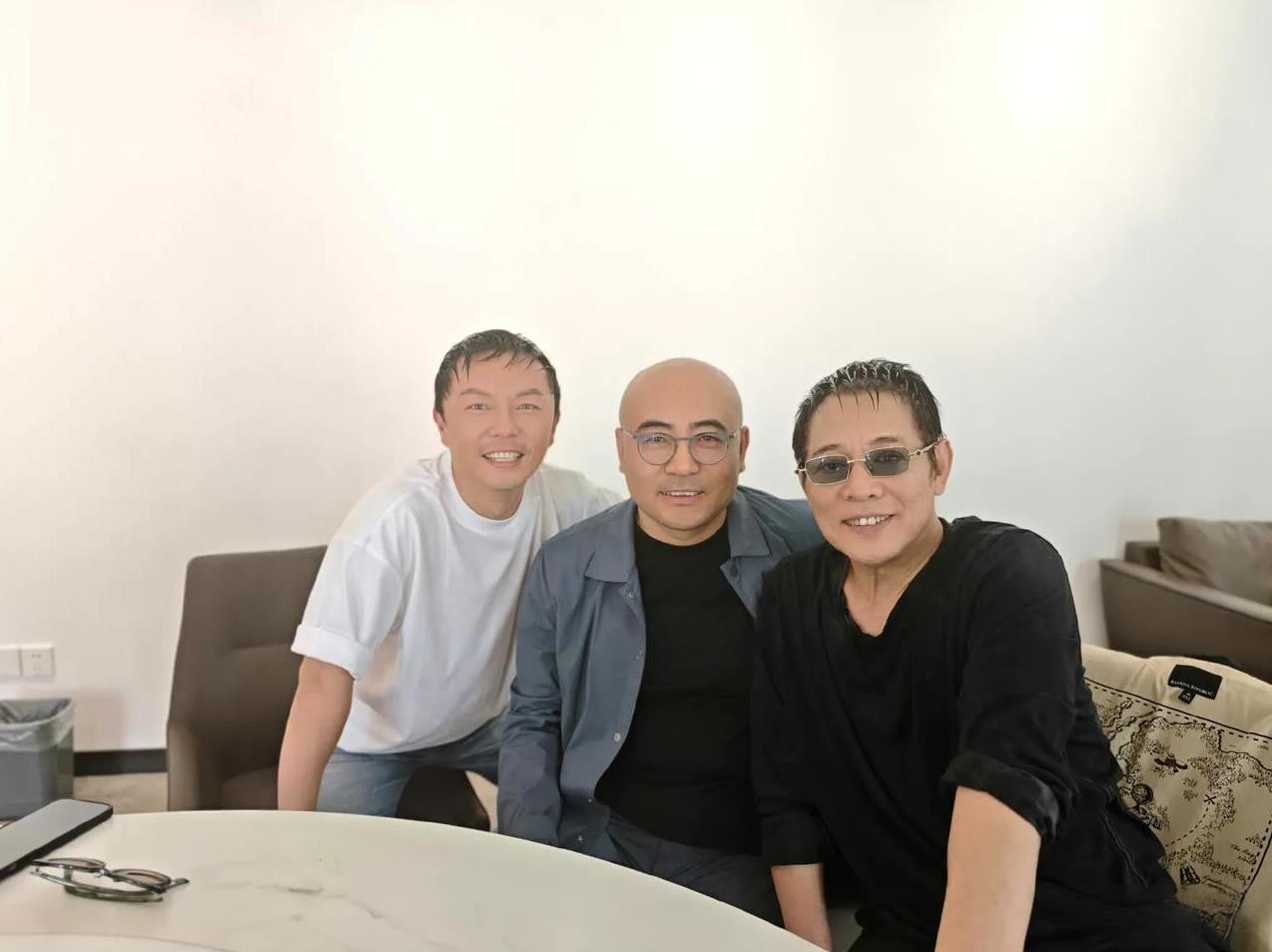 银幕父子再度见面，这么多年过去了，李连杰和谢苗感情还是这么好。
想当年，9岁的谢