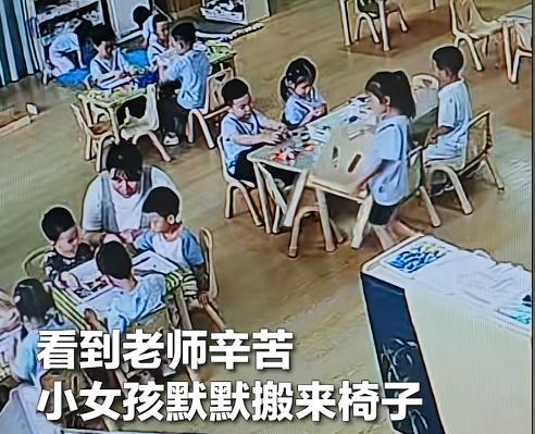 被央视表扬了！山东青岛某幼儿园里发生了暖心的一幕，一位挺着大肚子的女老师正在给小