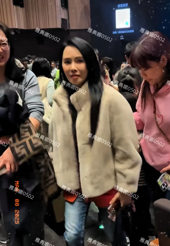 伊能静本人根本没有网上吹得那么年轻漂亮!
看舞台剧遇到她，本人脸很肿有点儿馒化了