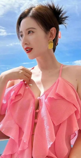 张萌的身材堪称一绝，那凹凸有致的曲线，令无数男同胞目光停留。但她绝非仅靠美色行事