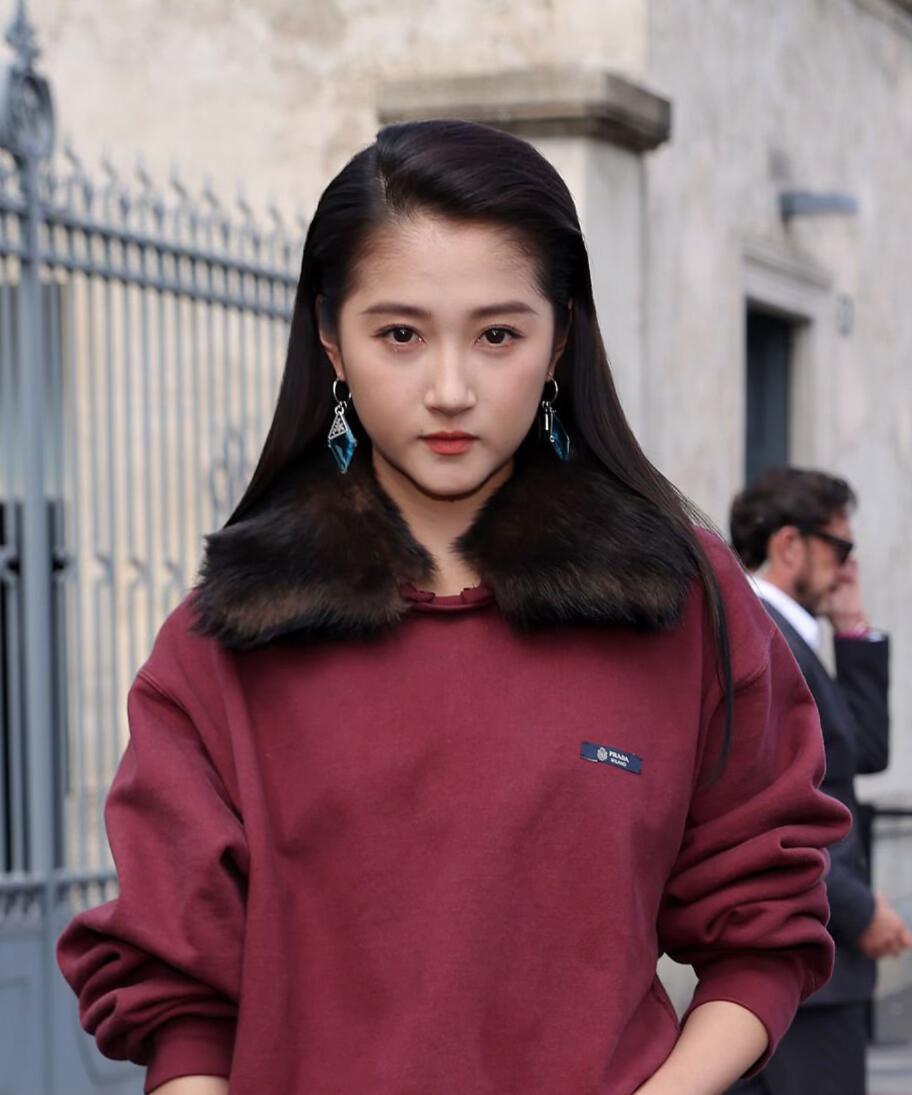 这谁家大姨？原来是女星关晓彤呢？关晓彤的造型师是谁，时装周的造型都能这么拉胯，纯