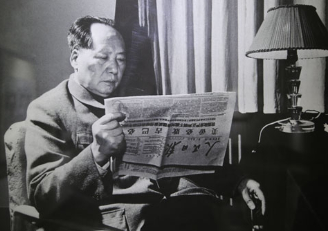 1944年，29 岁的战士张思德在烧炭时牺牲，警卫队长想就地掩埋遗体，不料毛主席