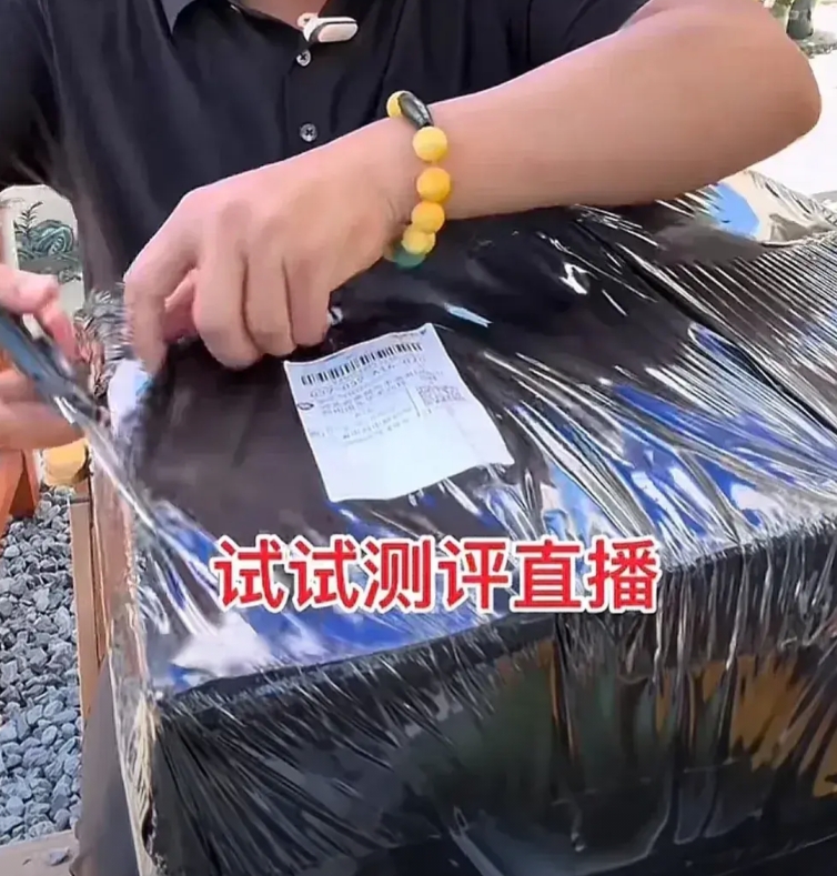 真的没想到，自从上次手机事件之后。

老陈算是和嘎子哥真的杠上了。

老陈在嘎子