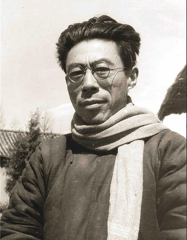 1950年，成都有个香烟店的老板，看报纸时习惯双腿并拢，后背胸膛挺得笔直，侦查员