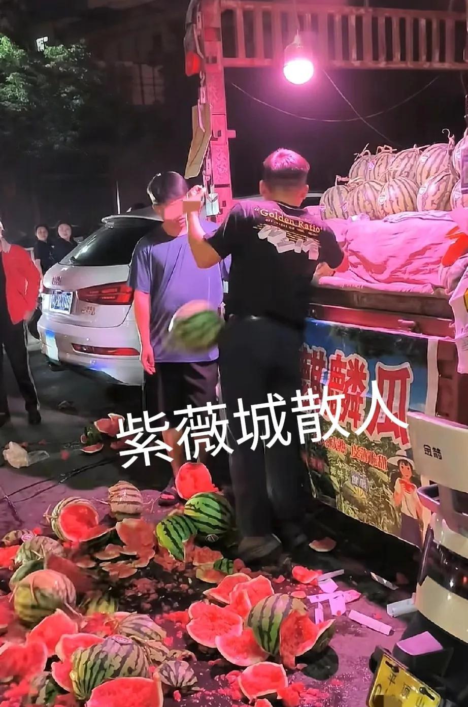 近日，平顶山一黑衣男子在购买西瓜时，因为怀疑瓜贩故意加价卖给自己，一气之下就砸起