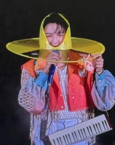 周深真是內娱活人天花板！南京演唱会遇上大雨歌迷疯狂喊话周深穿雨衣，周深听劝但只听