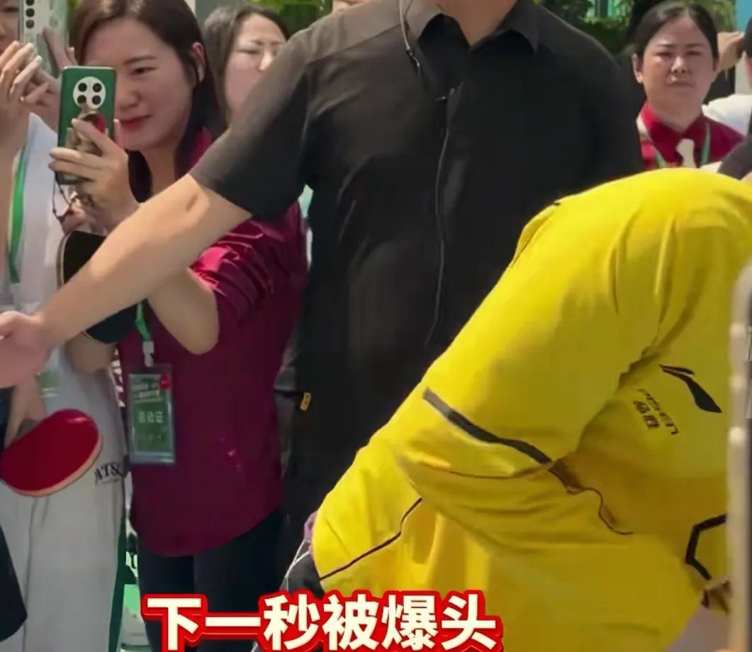 王楚钦一不留神被大姐爆头！
5月2日，国兵现身成都体育公园与路人切磋，而和王楚钦