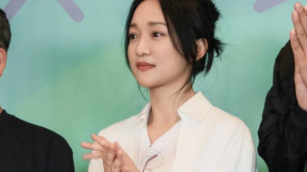 ​​周迅接受采访掏保温杯：这届狗仔连枸杞茶牌子都要扒？​