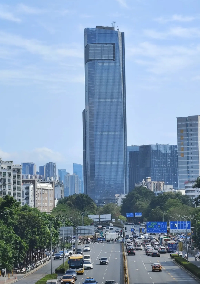 新发现！又一栋深圳新地标建筑建成了！
有谁能认得出来深圳这栋地标摩天大楼吗？高度