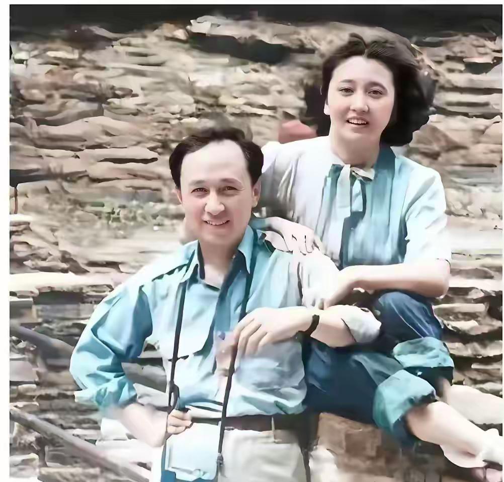 钱学森跟夫人蒋英在海边休憩时的留影，此时他们还在美国，即将踏上回国的新征程。