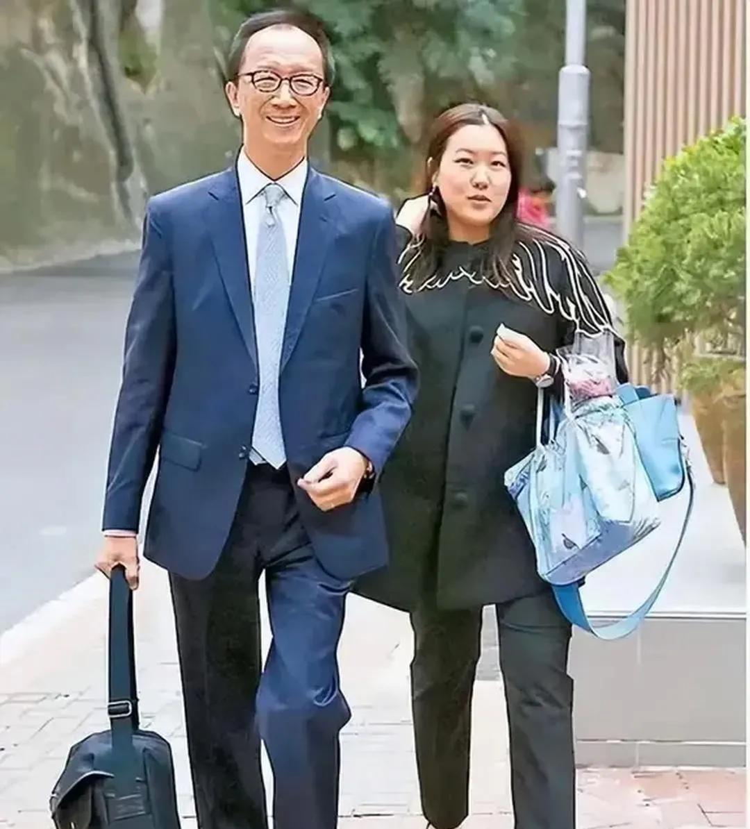 47岁的伏明霞和丈夫梁锦松，尽管年龄相差很大，但这对夫妻已经恩爱了几十年。