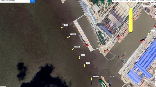 根据AIS信号来看，“福建舰”第8次海试归来后，并没有进入造船厂港池，而是停泊在