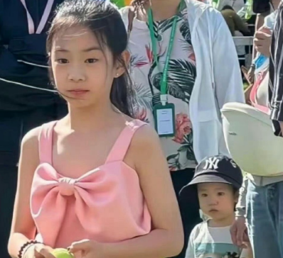 Lucky目前身高接近160cm，已超过妈妈戚薇的肩膀，身形比例接近成人。褪去幼