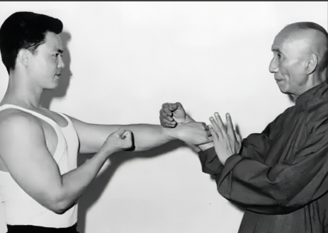 1954年，14岁李小龙跪在叶问面前，请求拜师：“想学咏春拳。”61岁叶问叹道：