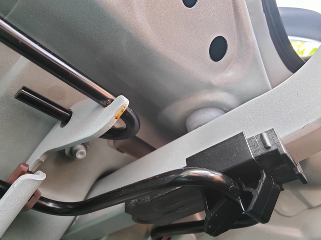 十一代思域后备箱车身生锈
一年多的车就这里生锈那里生锈，严重质量问题啊！