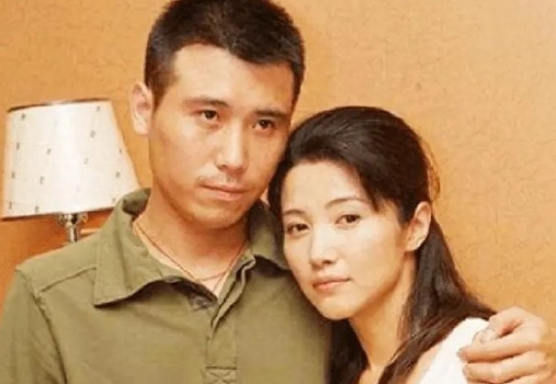 有一种痴情叫李乃文，因一场吻戏与女演员颜丙燕意难平，48岁终于结婚了，老婆气质不