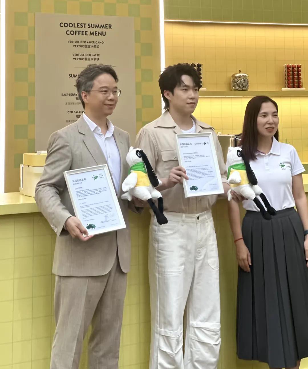 王楚钦冒雨来到深圳，
参加公益活动，
红树林城市绿洲合伙人，
虽然下着雨，
但粉