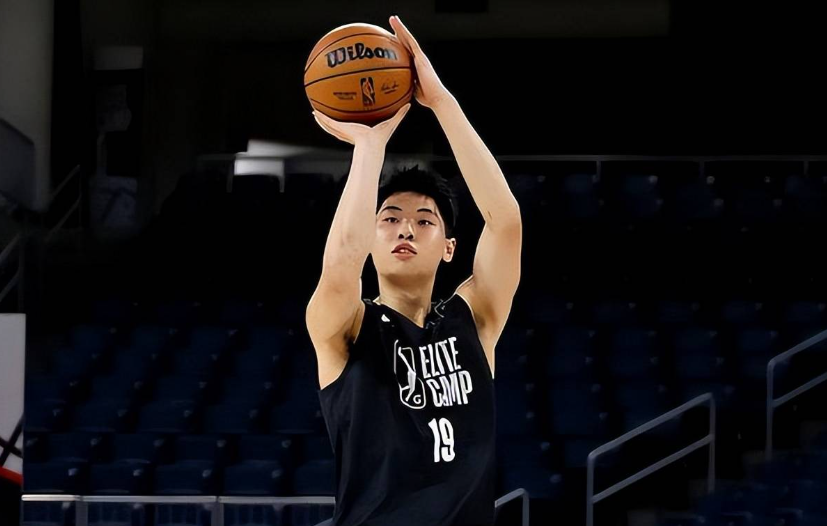小崔笑了！崔永熙与广东男篮签下4年B类合同，这下广东球迷安心了！

签完合同的崔