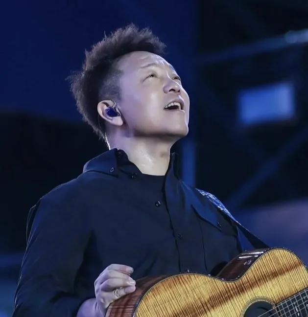 许巍也是屈指可数的灵魂歌手
许巍和刀郎一样，属于创作型歌手。许巍的作品《执着》、