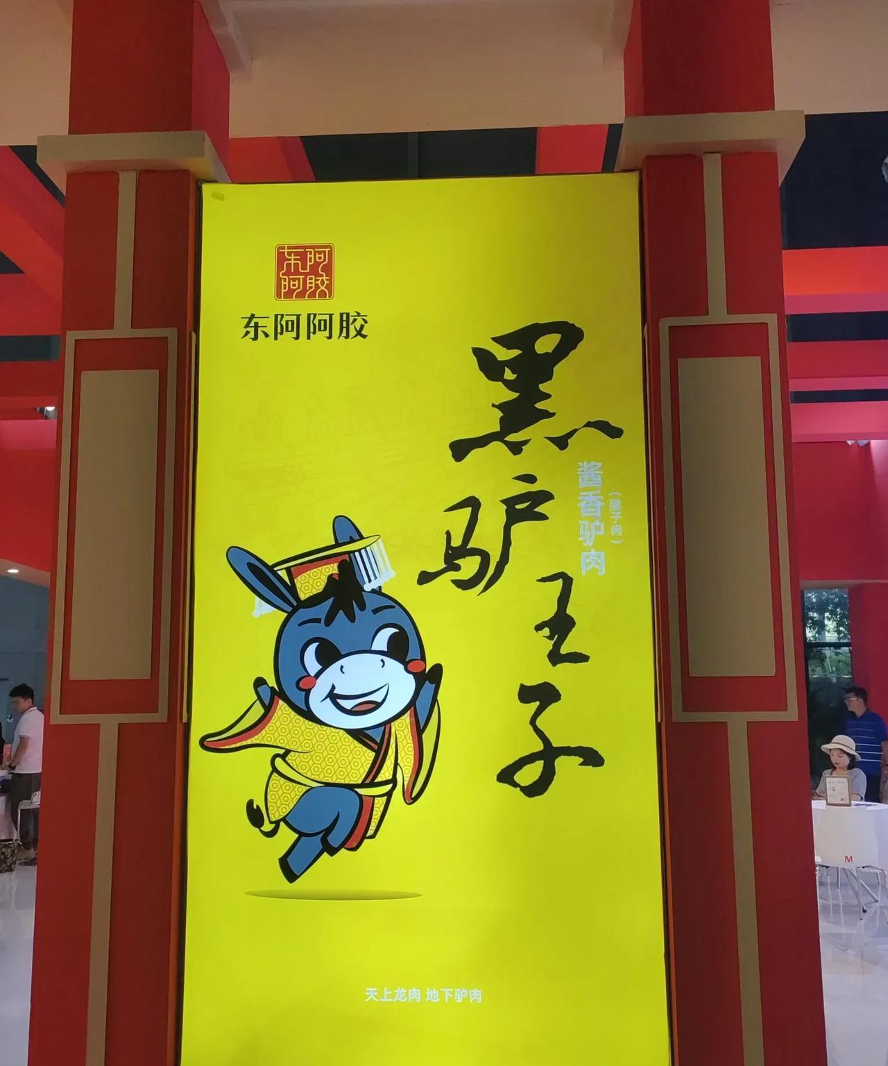 从中非经贸博览会回来的地铁上，
遇到一位同去展会的大姐，
同一方向的地铁上，
她