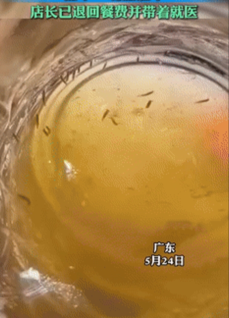 “恶心坏了！”广东一男子和好友晚上在饭店就餐时，突然发现喝了大半杯的散装扎啤里有