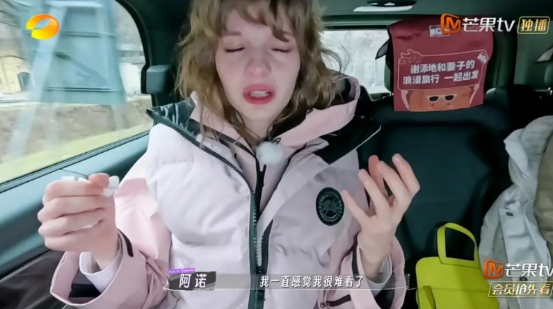 阿诺，哭了

说到容貌焦虑阿诺大哭，她说因为这个问题非常严重，是家庭问题，小时候