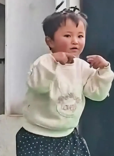 6月1日，西藏日喀则一跳舞的小女孩冲上热搜了，节奏感太强太惊艳了
她那自信且纵享