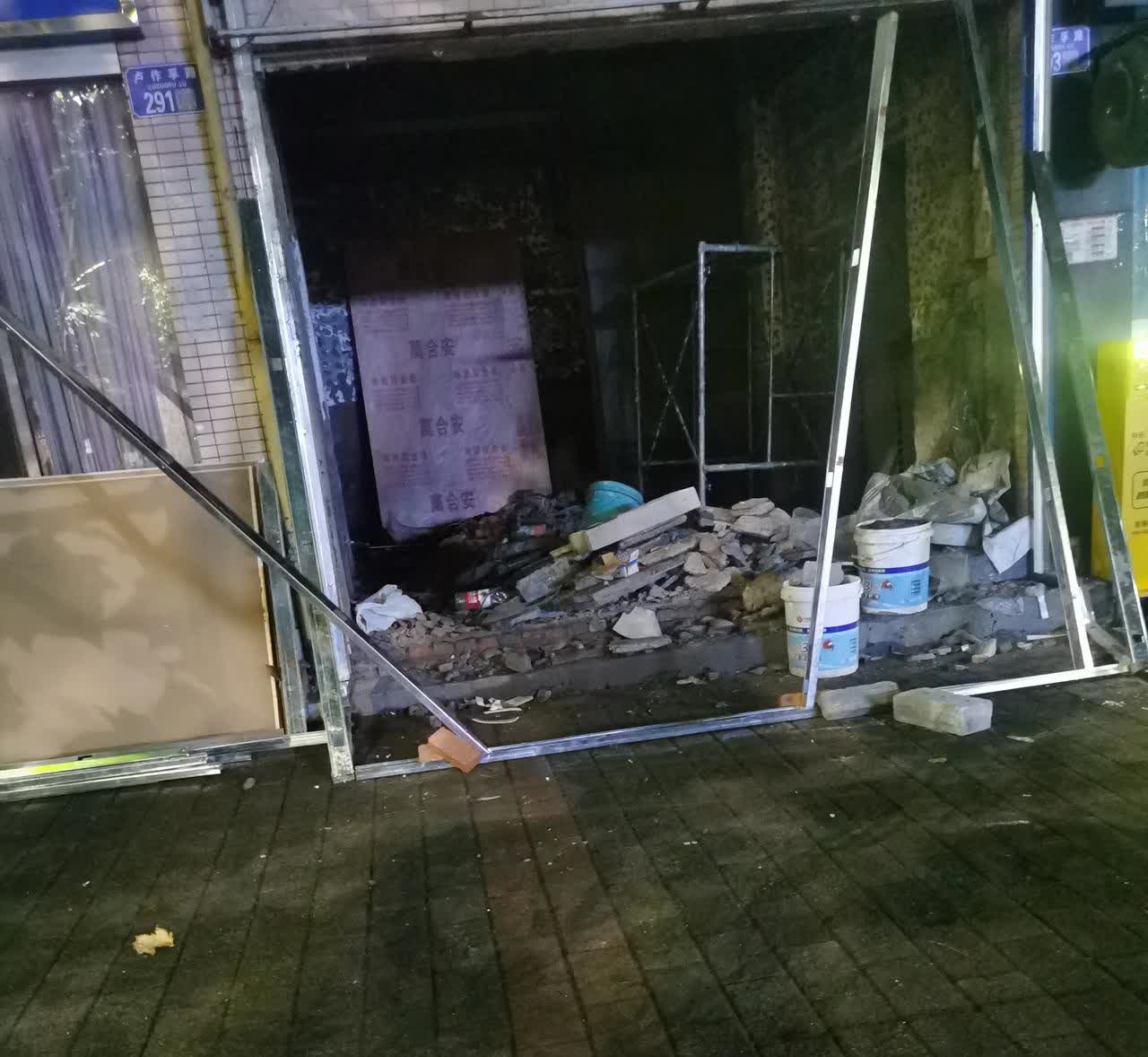 凌晨一时巡逻此门店用手电照一照，一个声音叫道，“干吗，”一个男子站起来，惺惺地走