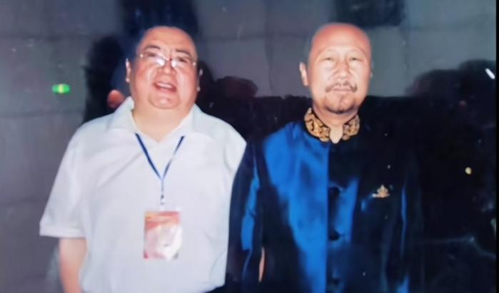 90年代，江苏洪泽湖古堰酒厂周飞董事长与到江苏演出时的腾格尔的一张留影