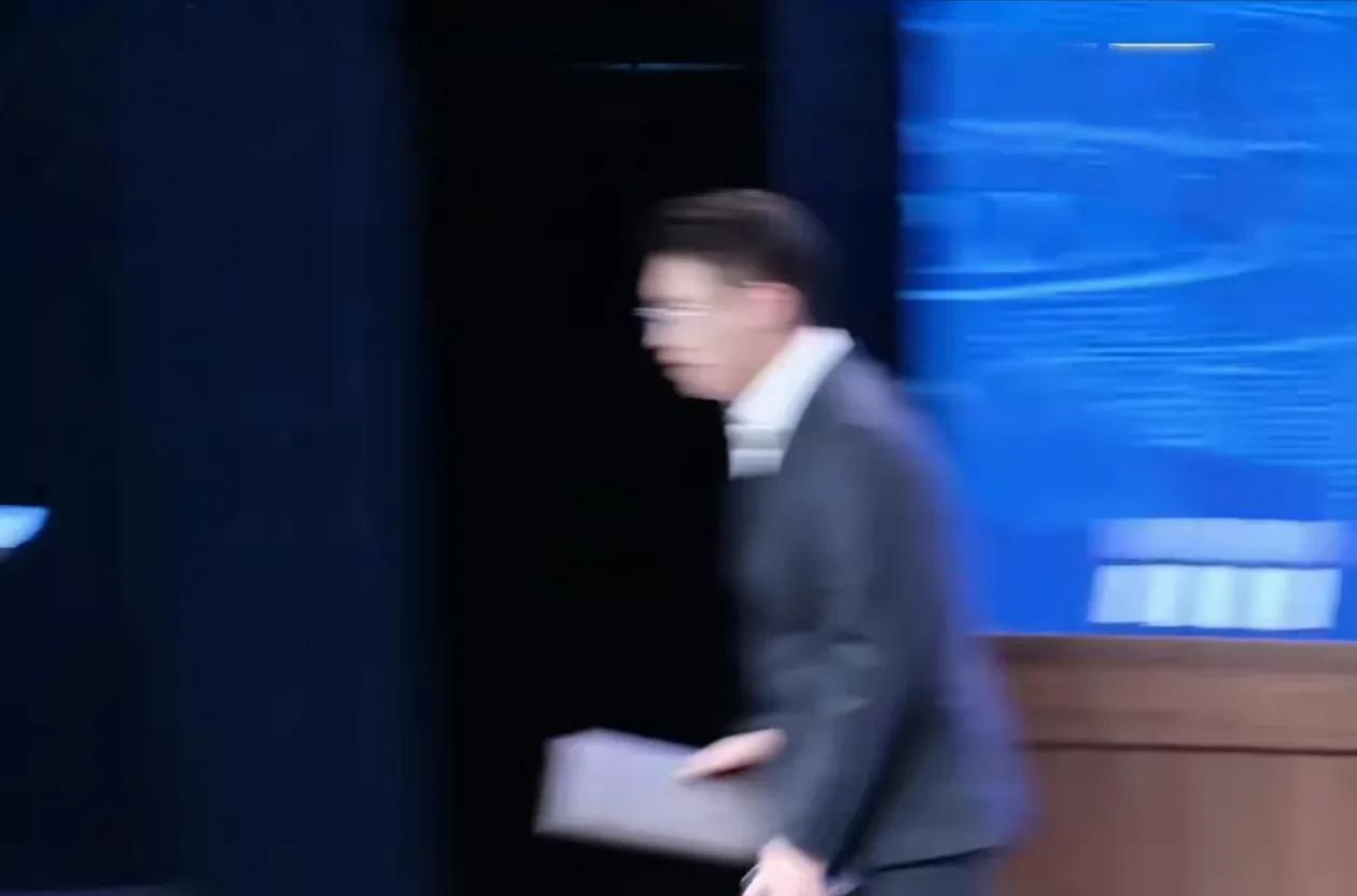这下实锤了！听泉鉴宝确实社恐，网友还在热议他上台发言结结巴巴的事，结果更有意思的