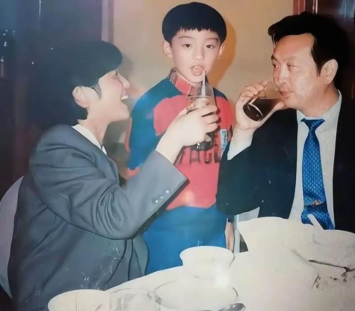 1995年，郑恺童年过生日时与父母在一起的一张留影，他出生于上海的普通家庭但家庭