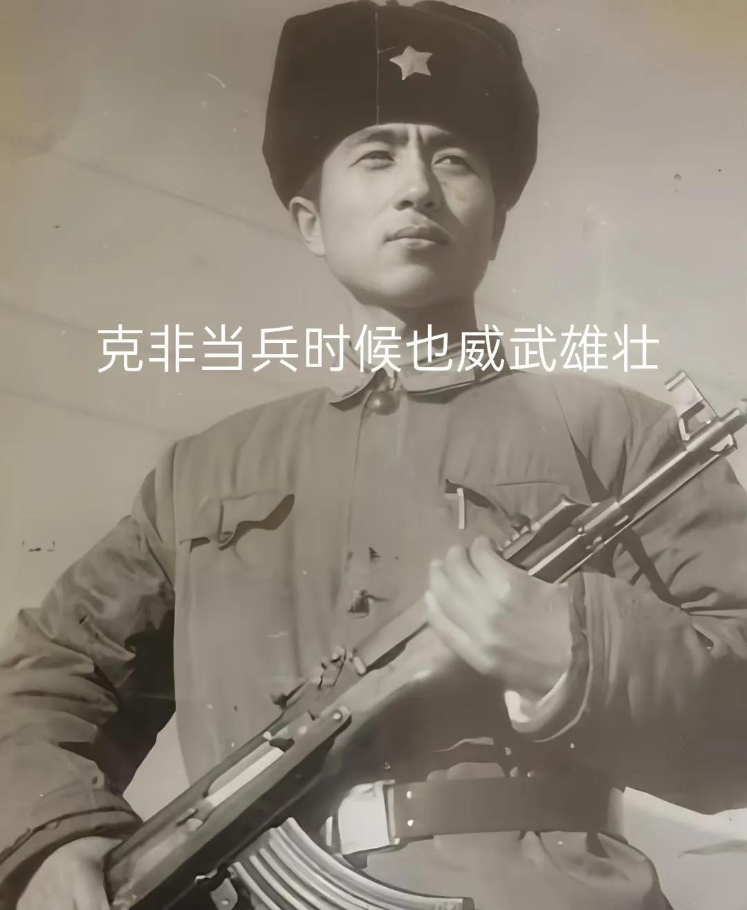 这支冲锋枪，拍照地点是在俺们团南大门水泡子，俺们连菜地上，冬天没有菜了。南大门是