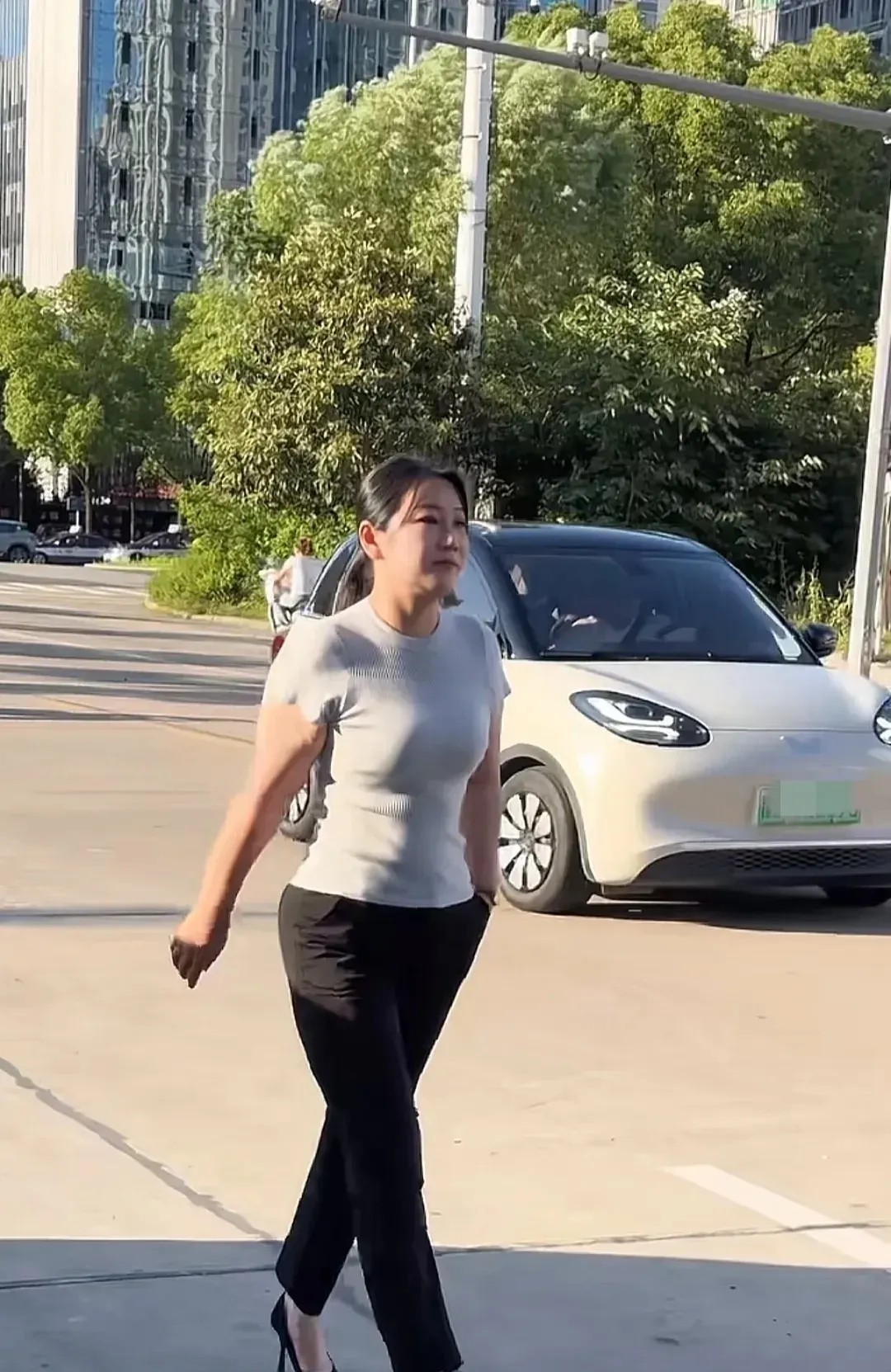 看这气质，猜猜阿姨做什么工作的