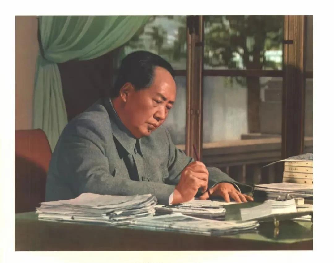 我们深情缅怀毛主席
伟大的名字！
伟大的思想！
伟大的风范！
将永远鼓舞我们继续