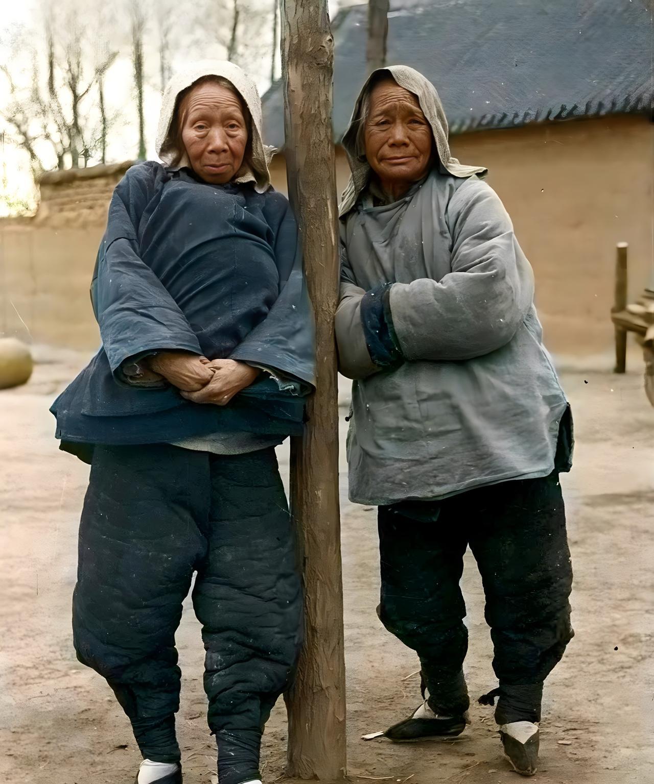这张照片拍摄于1942年的河南，正值逃荒的艰难时期。画面定格在两位年迈的老太太身